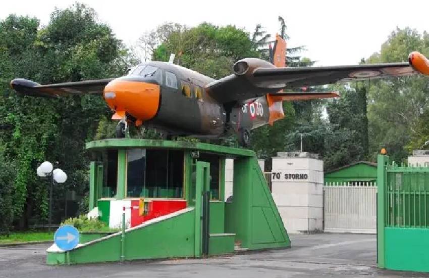 Fa irruzione con l’auto all’aeroporto militare Comani… 50enne in manette