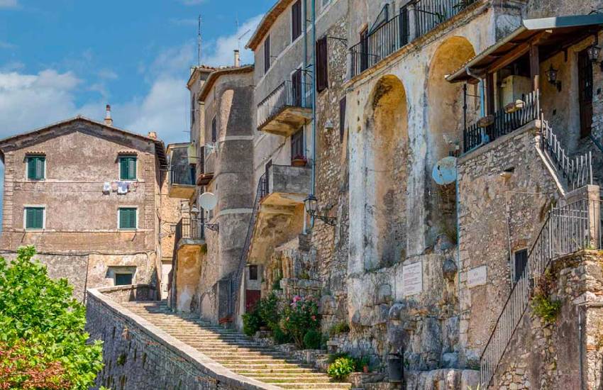 Il comune è in dissesto, ed allora le strade le sistema il vice sindaco. Succede in provincia di Latina