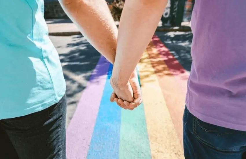 Coppia gay respinta da un b&b: “È una questione di marketing”