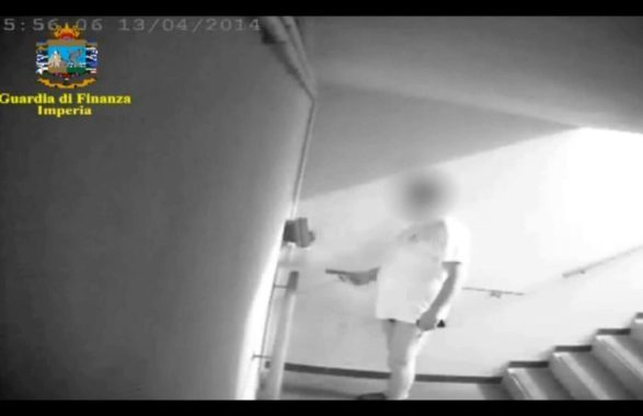 ex vigile in mutande timbra il cartellino