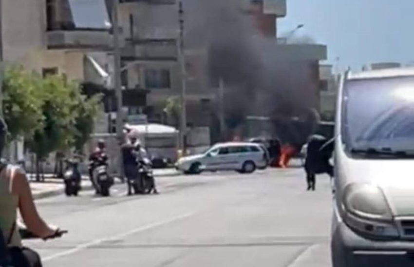 Fiamme nel Salento. Incendiato un furgone in pieno giorno, si sospetta il dolo