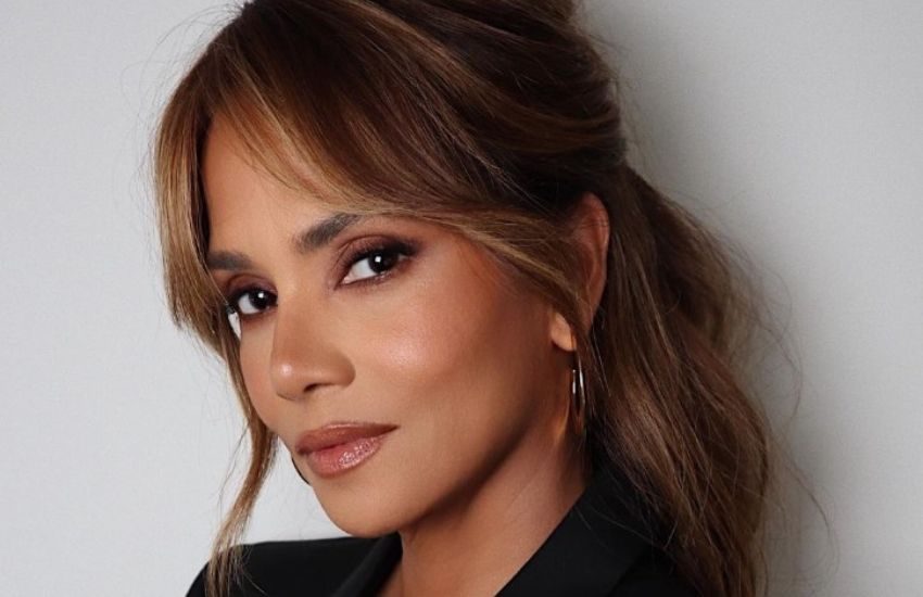 Halle Berry bollente sui social: Catwoman posa nuda “vestita” solo dei suoi gatti