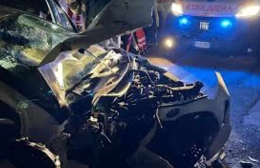 Drammatico incidente stradale, auto contro il muro: ci sono morti, gravi due bambini