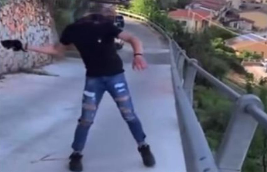 Sardegna: lancia un gatto dal ponte e il video finisce sui social, denunciato