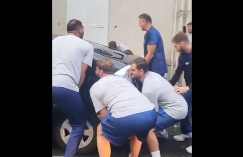 Auto parcheggiata male blocca il bus della Nazionale greca di pallanuoto: gli atleti scendono e risolvono il problema [VIDEO]