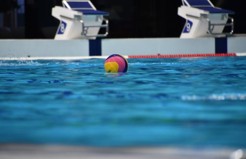 Follia alle finali giovanili di pallanuoto: una mamma difende i giocatori, presa a pugni dall’allenatore