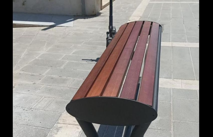 La nuova panchina di Marina di Ragusa per chi ha difficoltà deambulatorie