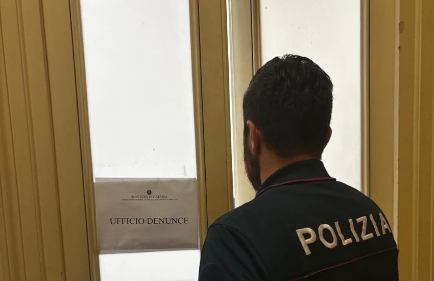 Catania, va a fare denuncia e nella sala d’attesa fuma uno spinello