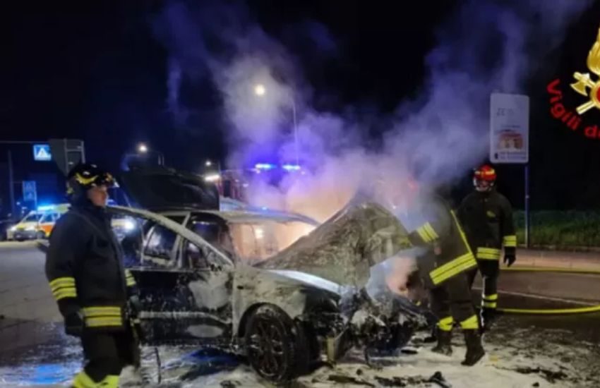Chions, atroce morte di un 21enne: l’auto avvolta dalle fiamme dopo che esce di strada