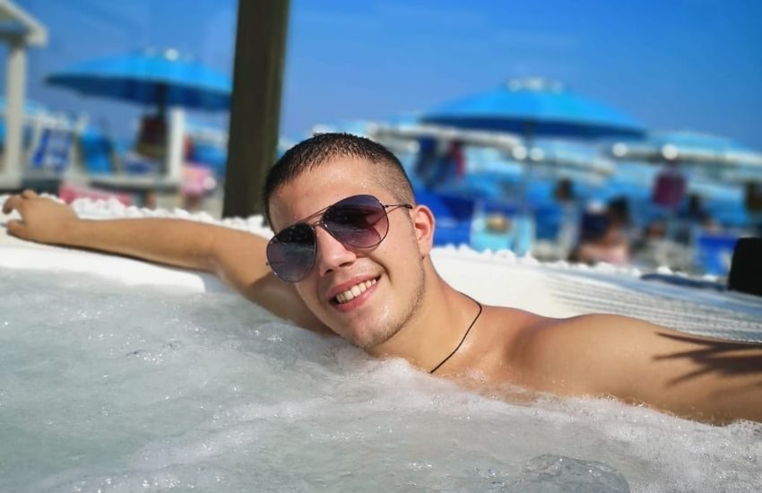 Omar Bassi: muore a 23 anni in vacanza. I parenti accusano: è stato picchiato