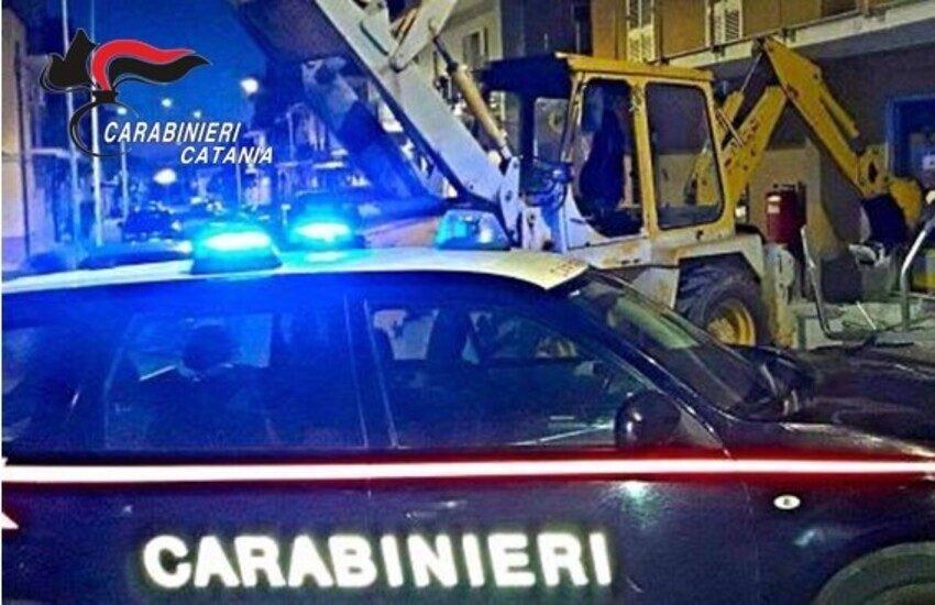 Catania, chiedono ‘cavallo di ritorno’ per escavatore rubato ma, alla consegna del denaro, trovano i carabinieri