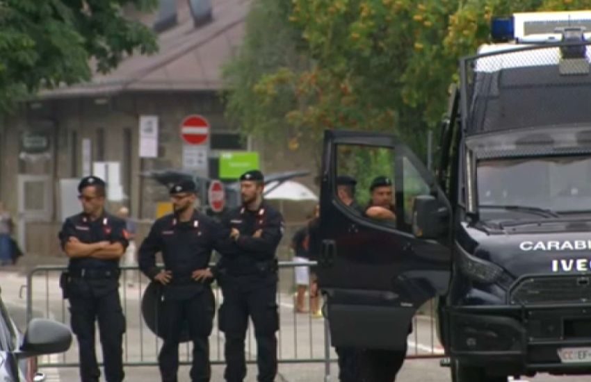 Le urla, l’odore di gas e poi gli spari, 48enne fa una mattanza: uccide il padre e la vicina di casa