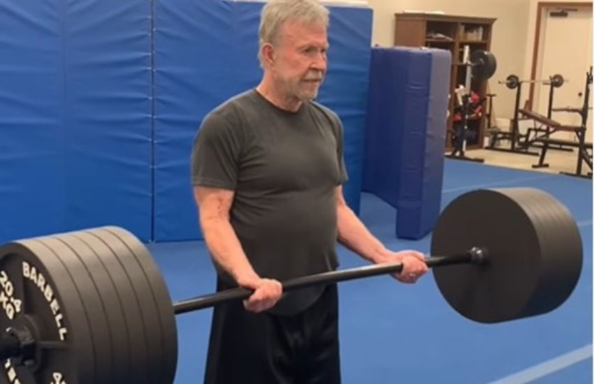Chuck Norris a 84 anni solleva ancora 250 kg: “I pesi hanno bisogno di riposo, io no”