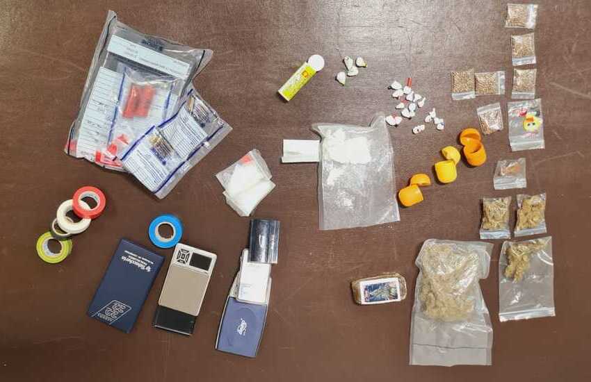 Droga, armi e 26mila euro in contanti in casa. Arrestato 35enne salentino