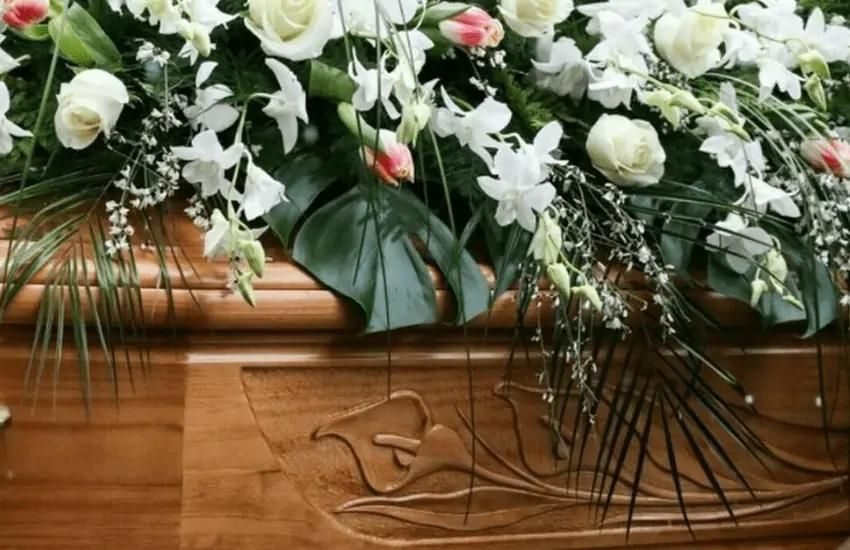 “Quella salma non è di mio marito!”, e scoppia il caos al cimitero