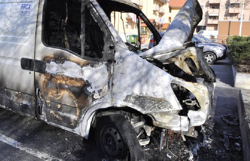 Tragedia sfiorata al distributore lungo la Pontina: furgone prende fuoco durante il rifornimento…