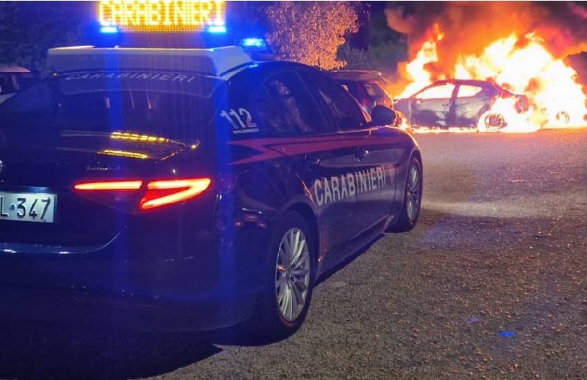 Due auto a fuoco nella notte a Latina: indagano i carabinieri