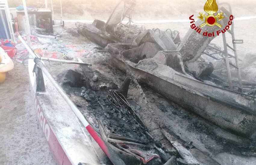 Fiamme nel Salento. A fuoco quattro pedalò e un pattino, accertato il dolo