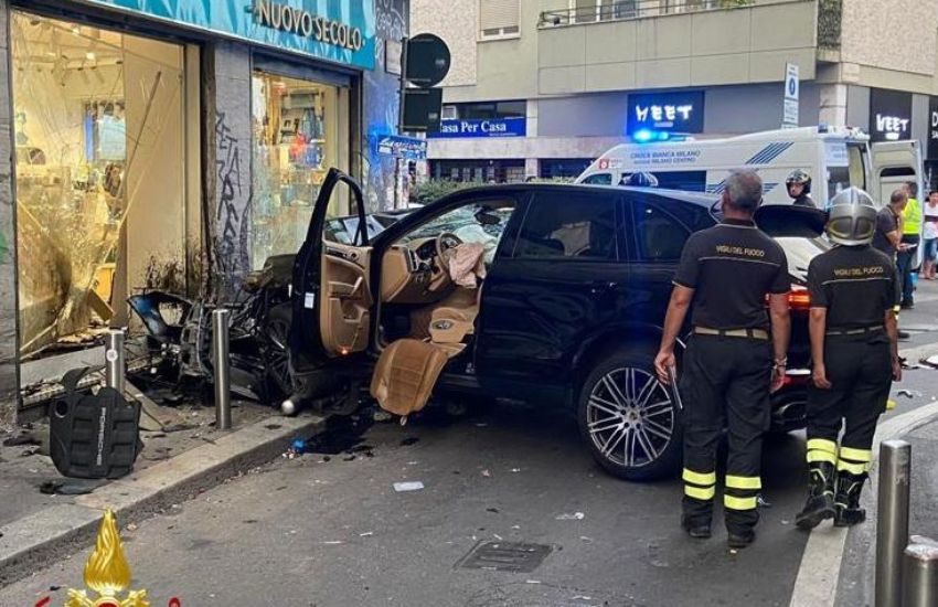 Doppio tragico incidente nel centro di Milano: un’auto si schianta contro un negozio e un furgono travolge 4 persone