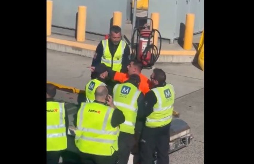 Ha troppa fretta di scendere: passeggero apre il portellone dell’aereo e scappa sull’ala