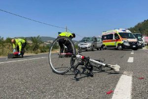 Pavia, tre ciclisti travolti in pochi minuti: 48enne arrestata per tentato omicidio
