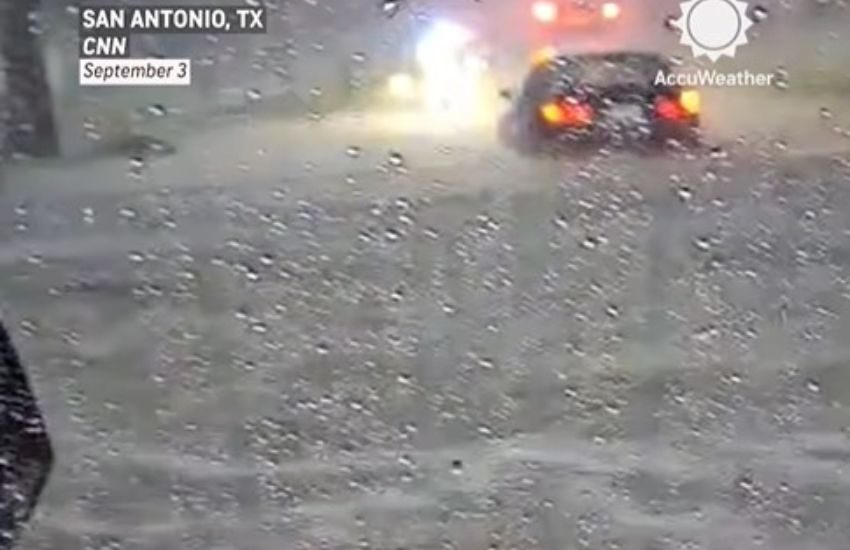 Prigioniero in auto per il nubifragio, salvato in extremis dai vigli del fuoco – VIDEO