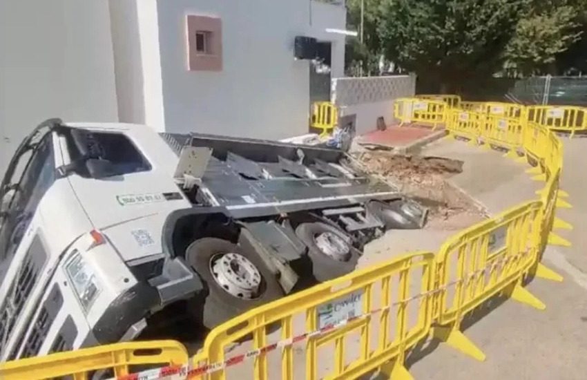 Paura nel Salento. Camion per autospurgo sprofonda in una voragine, ingenti i danni