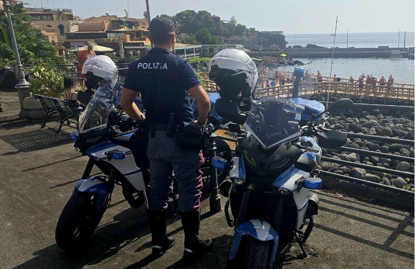 San Giovanni Li Cuti, 28enne palpeggia senza consenso una 15enne in spiaggia, arrestato