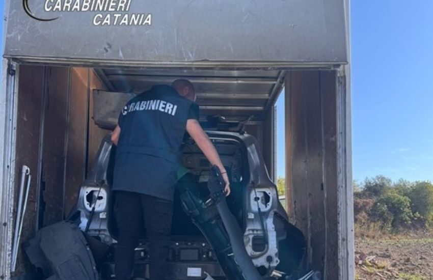 Catania: smontavano e trasportavano auto rubate, in 2 arrestati dai Carabinieri