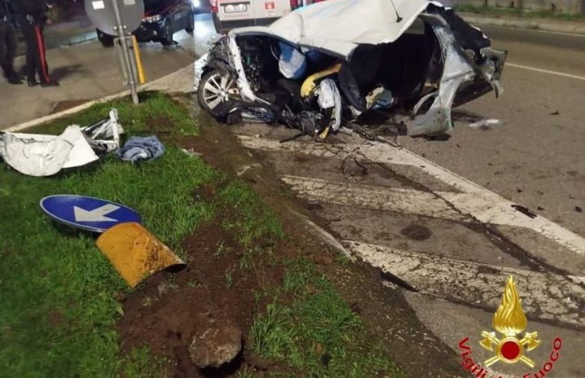 Terribile incidente nella notte: morto un 18enne, 3 giovani feriti
