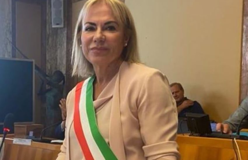 Body shaming e attacchi social alla sindaca di Latina: “È tutta rifatta”, ma lei tuona: “Ora basta, è colpa del tumore!”