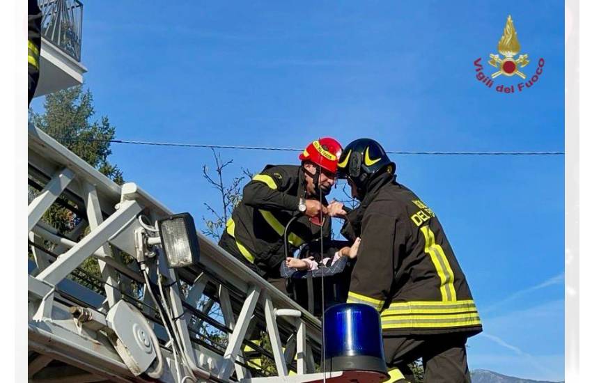 Sul balcone per sfuggire alle fiamme: due donne ed una bimba piccola salvate dai Vigili del Fuoco in provincia di Latina