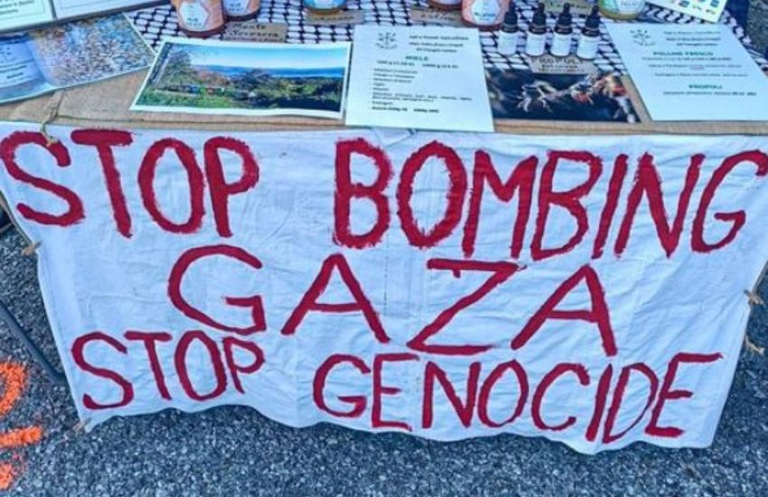 Multa salata per un apicoltore che espone uno striscione pro-Palestina: “Ma io diffondo un messaggio di pace…”