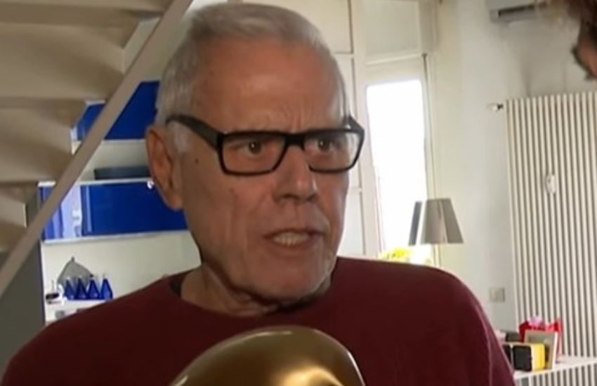 Striscia consegna il Tapiro d’oro a Teo Teocoli: “Dovreste darlo ad Adriano Celentano, ma troverete Claudia Mori con una mazza” [VIDEO]