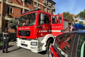Arezzo, arrestato 42enne per incendio doloso: avrebbe dato fuoco alla casa dell’amico che lo ospitava