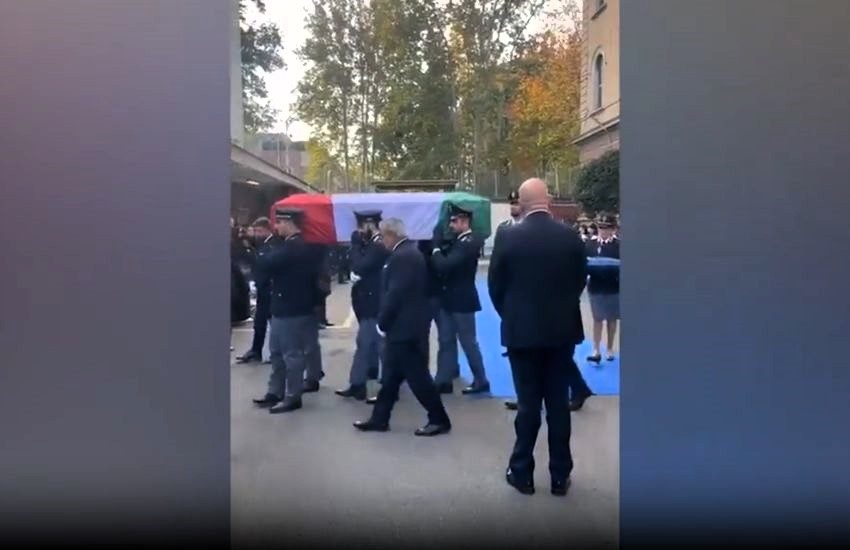 Amar Kudin: il commovente ultimo abbraccio dei colleghi al “Poliziotto gentile” (VIDEO)