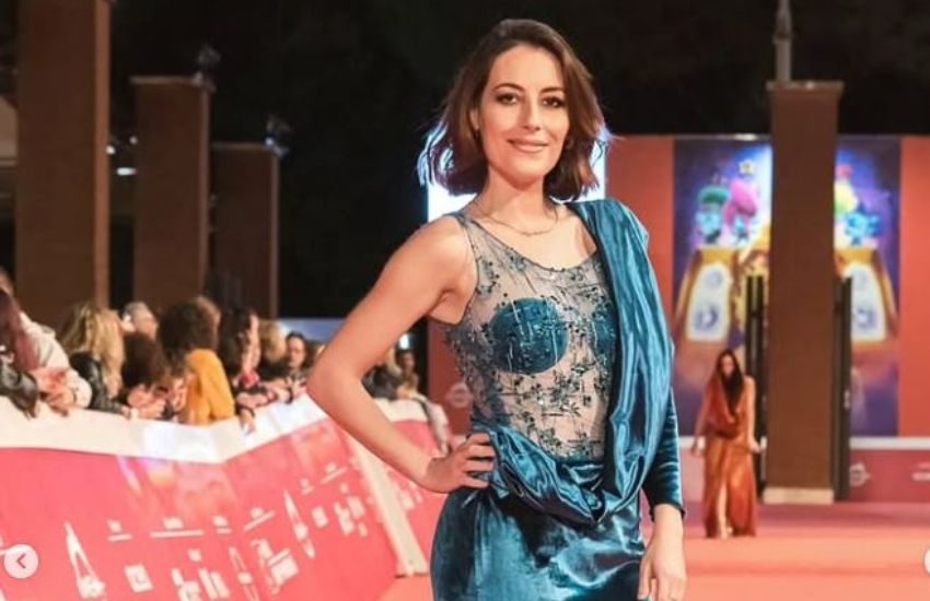 Doveva parlare di violenza sulle donne, ma spuntano sue foto nuda: influencer respinta dalle scuole