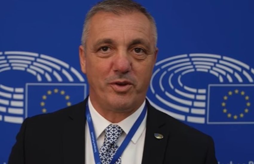 Agguato all’eurodeputato Francesco Ventola di FdI: in fiamme il portone di casa