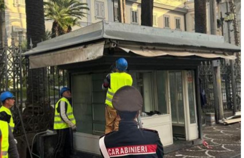 Pompei, 45 chioschi di souvenir abusivi tra gli scavi: oggi iniziano i lavori di smontaggio