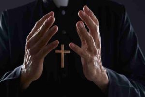 Sacerdote ai domiciliari nel Leccese: accuse di abusi su un minorenne durante la confessione