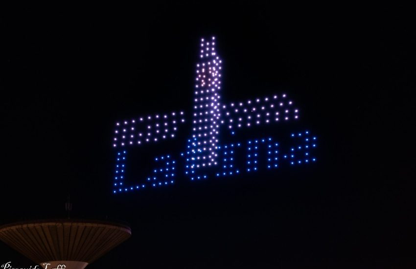 Foto – Lo spettacolo dei droni luminosi incanta il Natale pontino