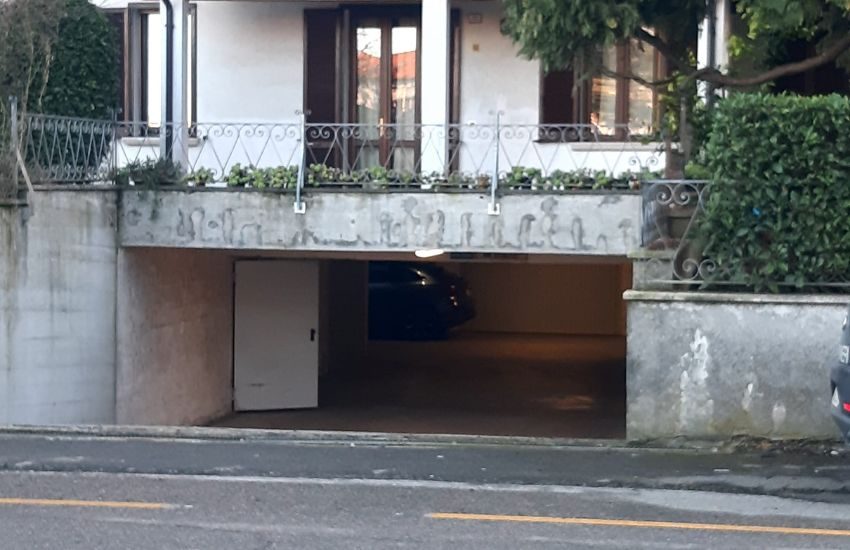 Suzzara: va in garage per uscire con la figlia e viene ucciso con diversi colpi di pistola