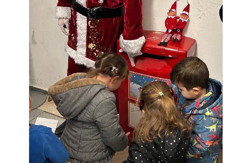 Bimbi di un asilo pontino all’ufficio postale per spedire la letterina a Babbo Natale