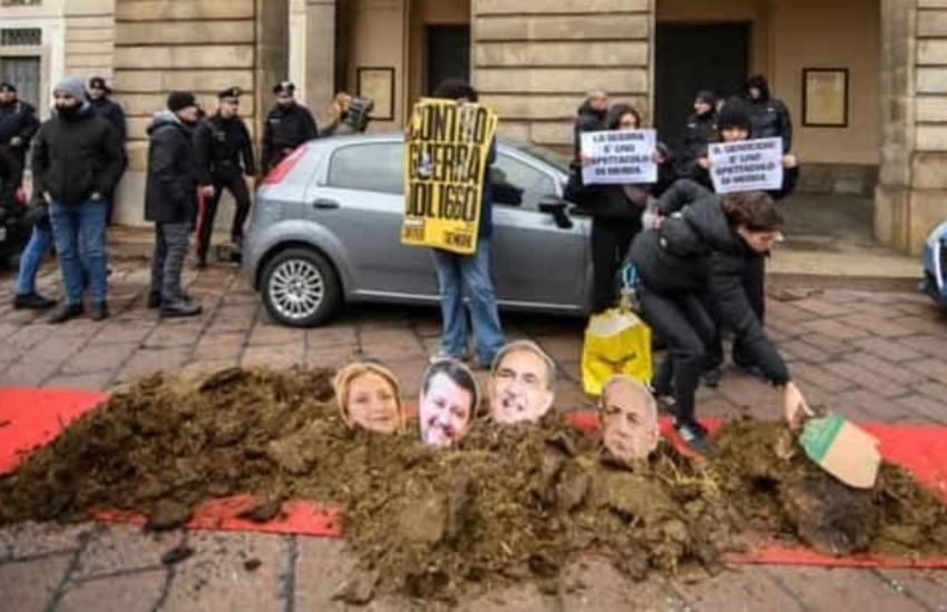 Caos alla Prima della Scala di Milano: letame sul tappeto rosso davanti al teatro. La rabbia degli attivisti: “La guerra è uno spettacolo di m***a”
