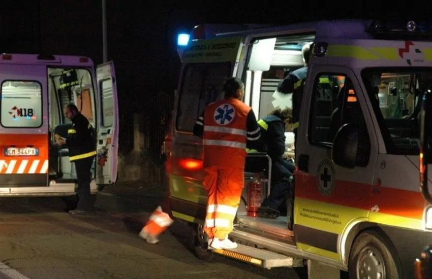 Tragico incidente nella notte: fatale l’urto di una 500 contro il guardrail. Un 21enne resta ucciso sul colpo. Ferito l’amico alla guida. E’ successo a Roma