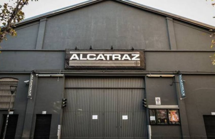 Milano, studentessa di 19 anni violentata fuori dall’Alcatraz: è caccia a 10 uomini