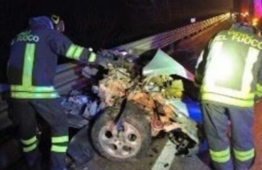 Canosa di Puglia, terribile schianto tra auto e camion: morti due 20enni nell’auto distrutta