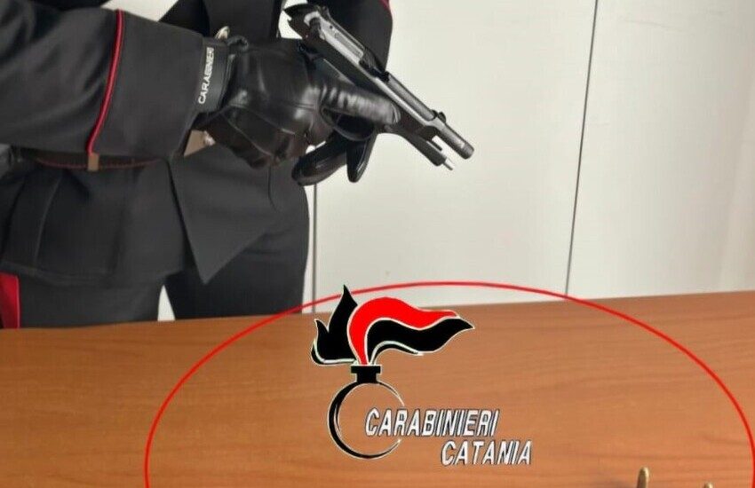 Terrore a Militello in Val di Catania: insegue la compagna a casa dell’amica e la minaccia con la pistola