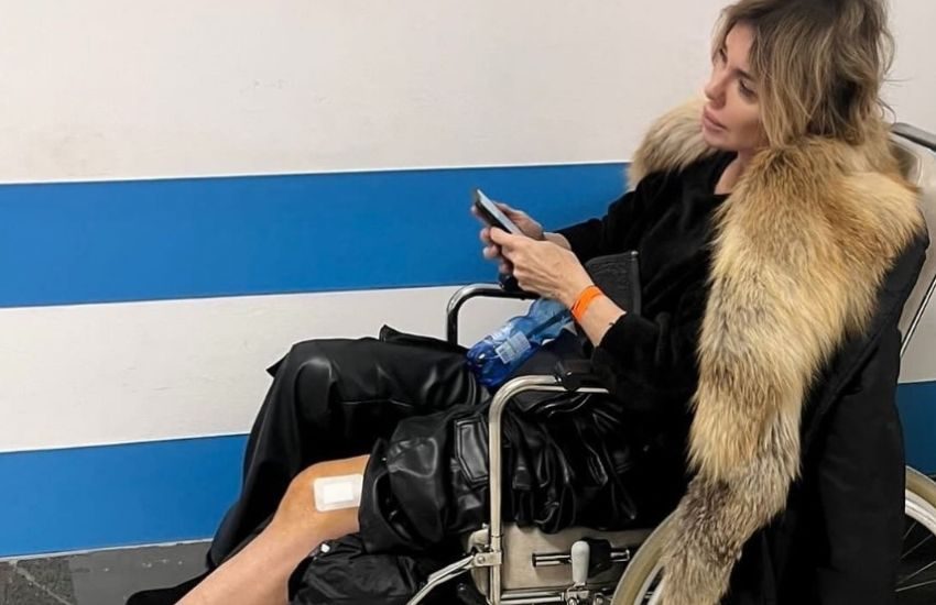 Hater scatenati contro Alba Parietti: “Le stampelle? Sono finte”. Arrivano le durissime repliche della showgirl