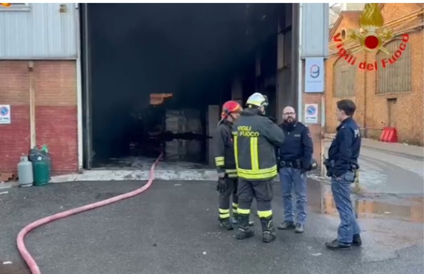 Maxi-incendio a Milano, prende fuoco un capannone di 2mila metri quadri